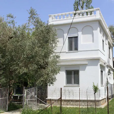 Pyrgos Apartament *
